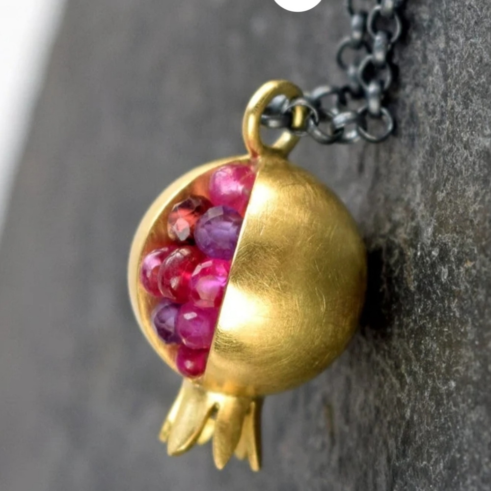 ♥️NWT Valentines Day Silver & Garnets pendant on Oxidised silver chain.
